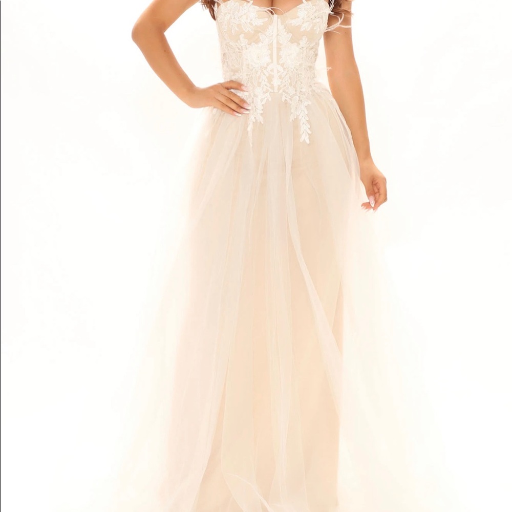 Wedding dress with ostrich feathers, lace, tulle.